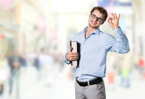 Hombre de negocios en traje con libro —  Fotos de Stock