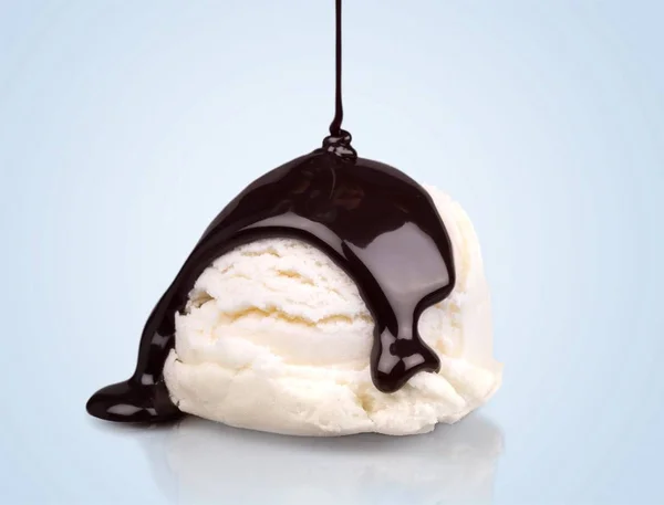 Eis mit Schokoladensoße — Stockfoto