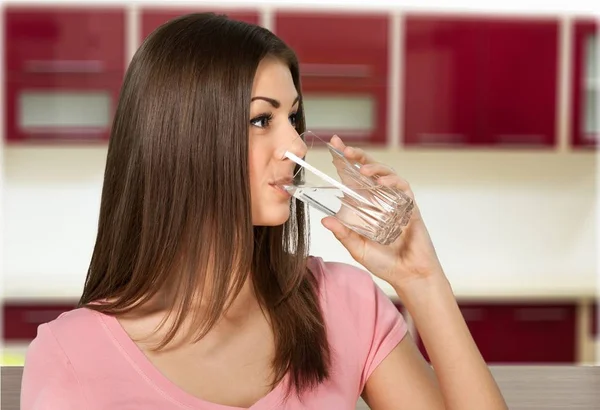 Linda mujer beber agua — Foto de Stock