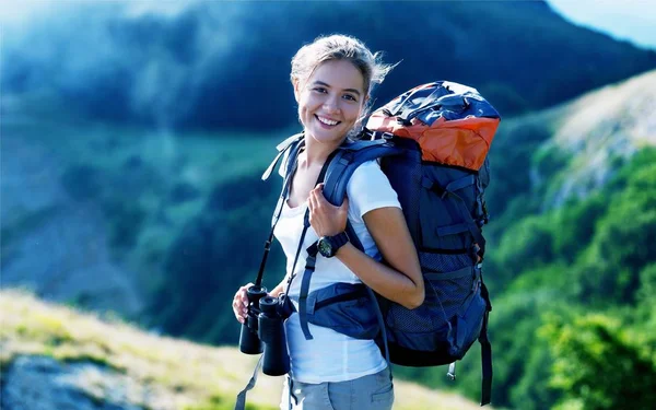 Hermosa joven excursionista — Foto de Stock