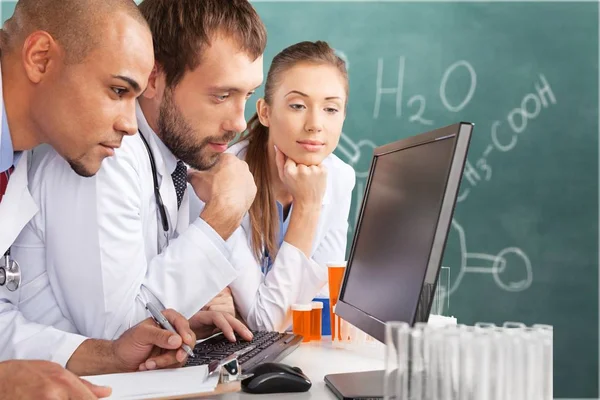 Equipe de médicos falando expertise — Fotografia de Stock