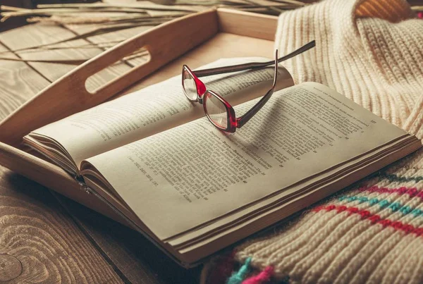 Książki i okulary na tacy — Zdjęcie stockowe