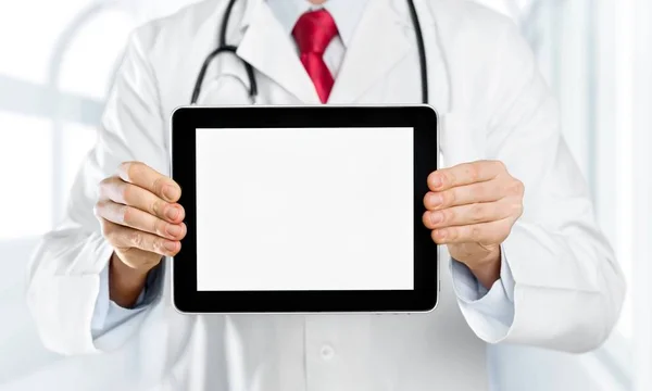 Médico segurando tablet digital — Fotografia de Stock