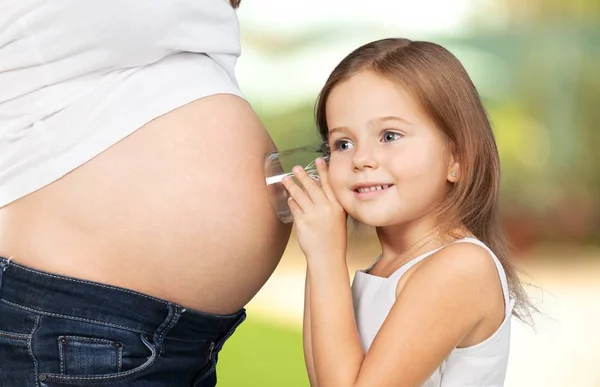 Zwangere vrouw met haar dochter — Stockfoto