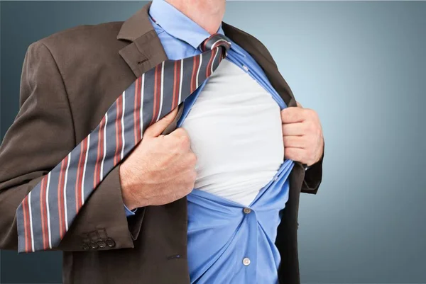 Affärsman tårar skjorta på sig själv — Stockfoto