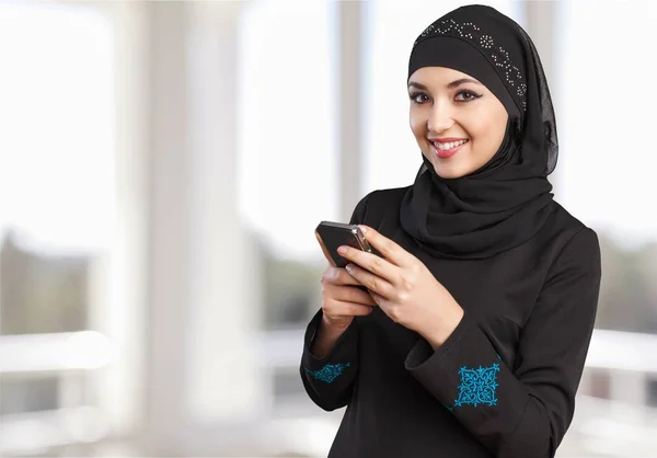 Wanita muslim dengan ponsel — Stok Foto