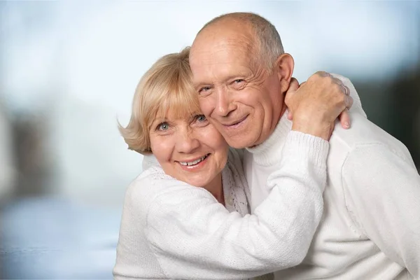 Elderly couple hugging — Stock Photo, Image