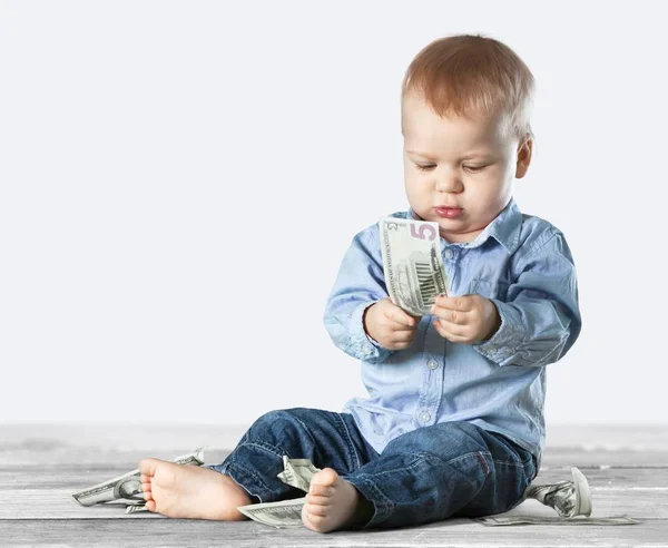 Niño pequeño con dinero —  Fotos de Stock