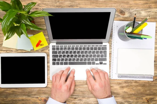 Geschäftsmann mit Laptop — Stockfoto