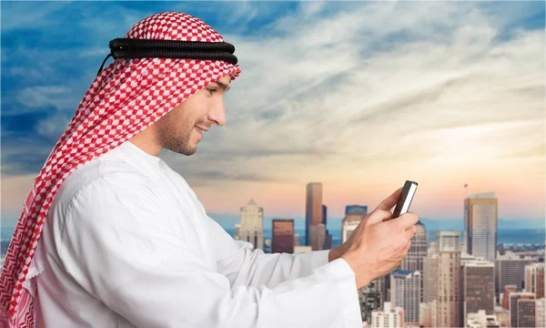 Arab man menggunakan smartphone — Stok Foto