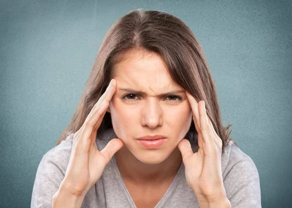 Mujer joven con dolor de cabeza — Foto de Stock