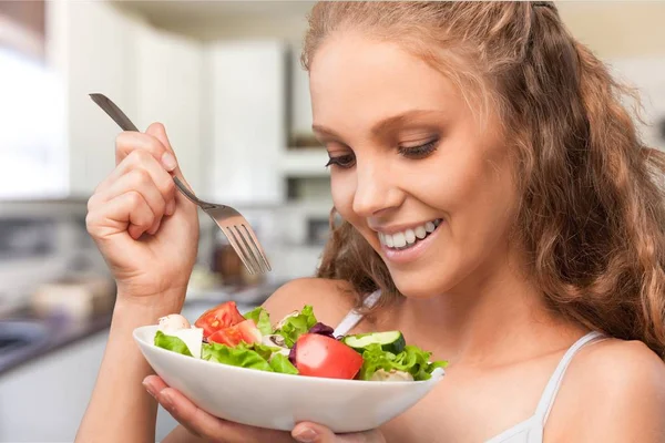Kadın kase salata ile — Stok fotoğraf
