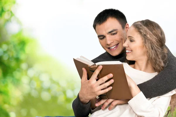 Jovem casal leitura livro — Fotografia de Stock