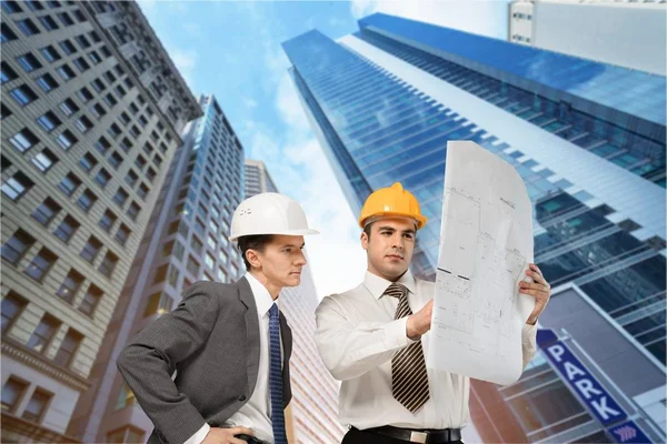 Portret Van Twee Ingenieurs Met Plan Achtergrond — Stockfoto