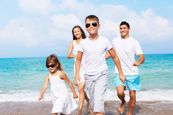 Счастливая семья на каникулах — стоковое фото