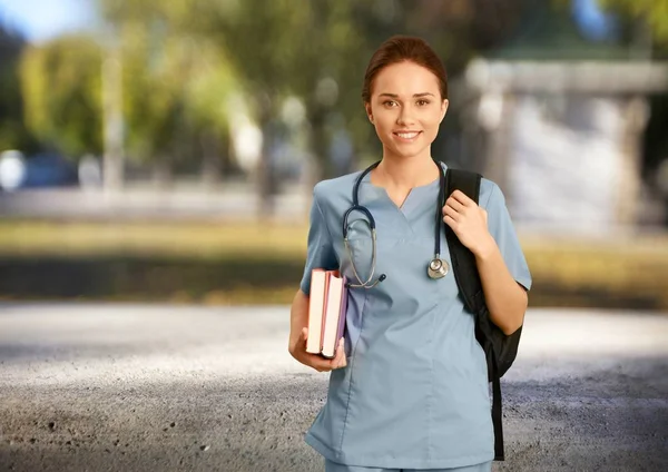 Jovem estudante de medicina atraente — Fotografia de Stock