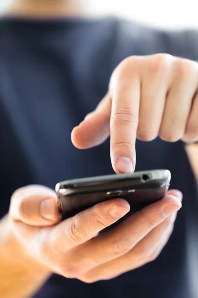 Mužské ruce s chytrým telefonem — Stock fotografie