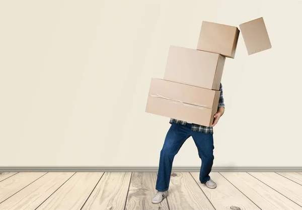 Hombre con cajas de cartón —  Fotos de Stock