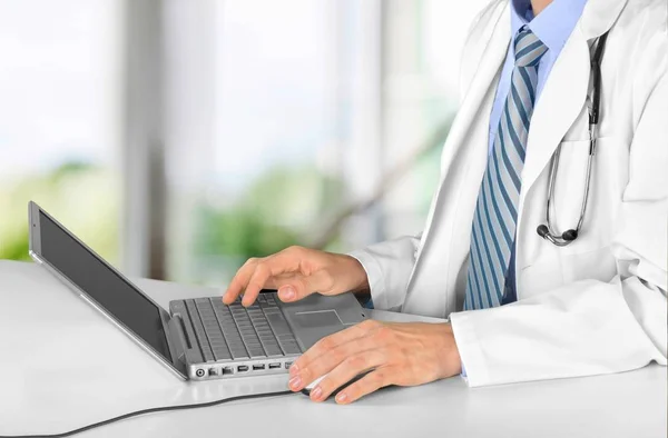 Medico utilizzando laptop — Foto Stock