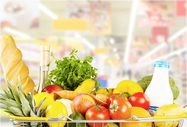 Winkelmandje met verscheidenheid van kruidenier producten — Stockfoto