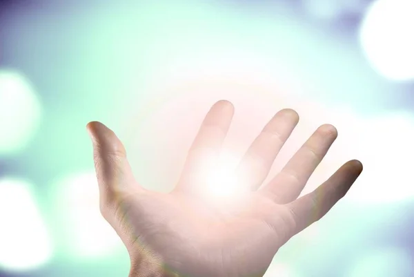 Mão Masculina Segurando Uma Luz Brilhante Fundo Borrado — Fotografia de Stock