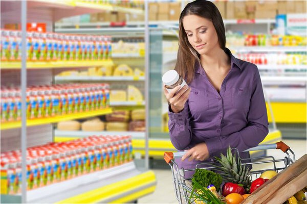 Женщина толкает корзину