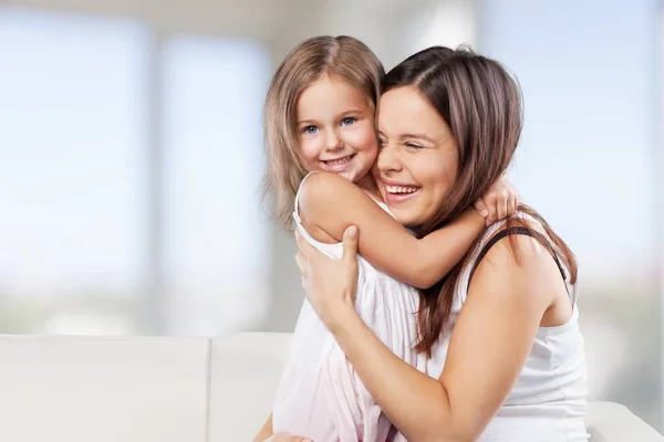 Madre e hija abrazando — Foto de Stock