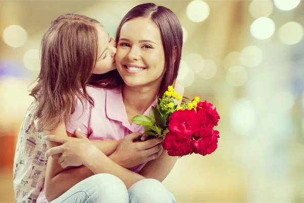 Moeder en dochter met bloemen — Stockfoto