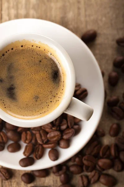 Tasse Kaffee mit Kaffeebohnen — Stockfoto