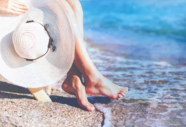  Hasır Şapkalı kadın bacakları  