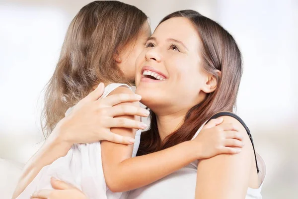 Mère et fille câlins — Photo