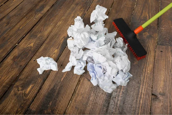 Spazzare Pezzi Carta Strappata Sul Pavimento Legno Duro — Foto Stock