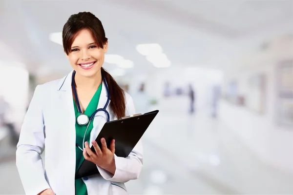 Jeune femme médecin avec stéthoscope — Photo