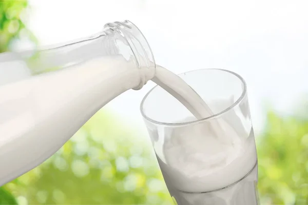 Mleko leje w szkle — Zdjęcie stockowe