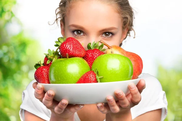 Vrouw met kom van aardbeien en appels — Stockfoto