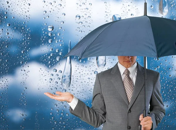 Zakenman bedrijf paraplu — Stockfoto
