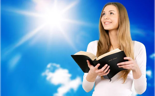 Счастливая женщина с Библией — стоковое фото