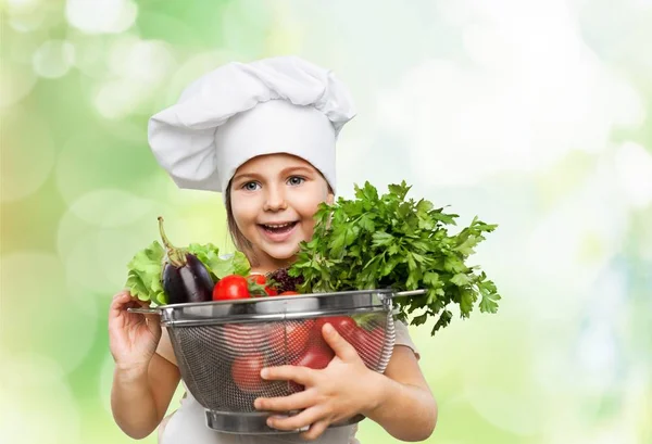 Petite fille préparant des aliments sains — Photo