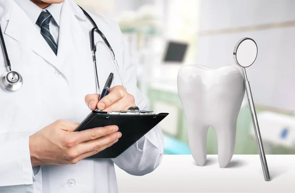 Doctor holding clipboard — Stock Photo, Image