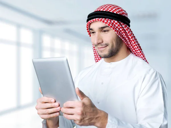 Homem de negócios segurando tablet digital — Fotografia de Stock