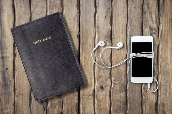 스마트폰으로 거룩한 성경 책 — 스톡 사진