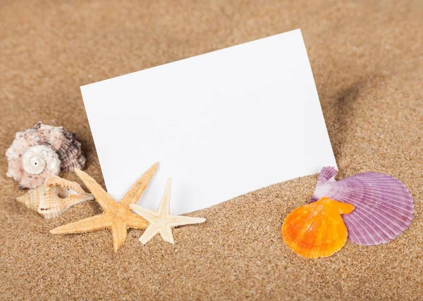 Kum plajı üzerinde boş kartı — Stok fotoğraf