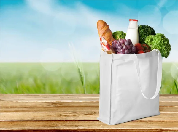 Bolsa de compras con productos de alimentación —  Fotos de Stock