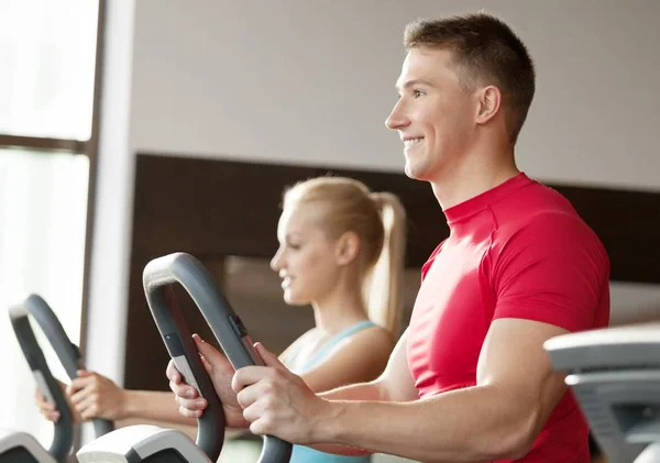 Mann und Frau im Fitnessstudio — Stockfoto