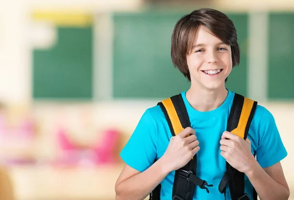 Amistoso chico de escuela con mochila — Foto de Stock
