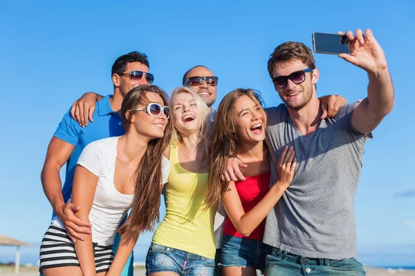 Amigos fazendo selfie na praia — Fotografia de Stock