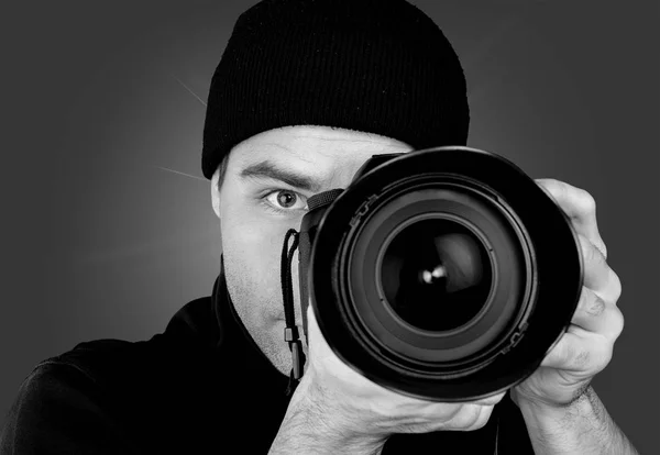Fotógrafo mirando a través de la cámara —  Fotos de Stock