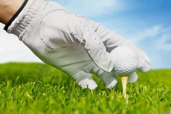 Pelota de golf con mano —  Fotos de Stock