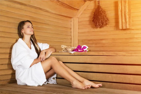 Jovem mulher na sauna — Fotografia de Stock