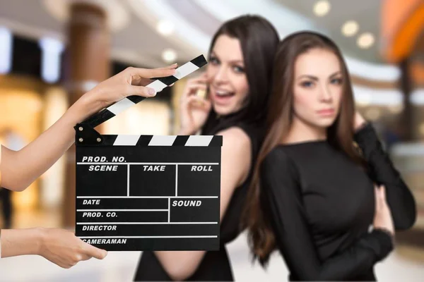 Attraktiva Unga Kvinnor Och Filmklappa — Stockfoto